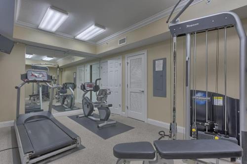 siłownia z kilkoma bieżniami w pokoju w obiekcie Paradise Shores 303 by Pristine Properties Vacation Rentals w mieście Mexico Beach