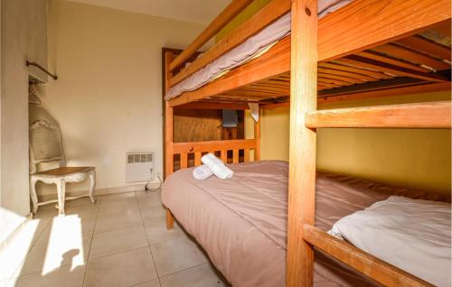 1 dormitorio con 2 literas y 1 silla en Nice Apartment In Carcheto Brustico With House A Mountain View, en Carcheto