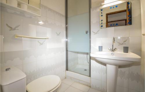 y baño con aseo, lavabo y ducha. en Nice Apartment In Carcheto Brustico With House A Mountain View, en Carcheto