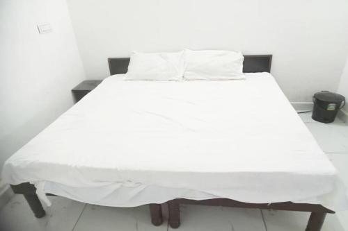 Een bed of bedden in een kamer bij OYO Thikana Hotel