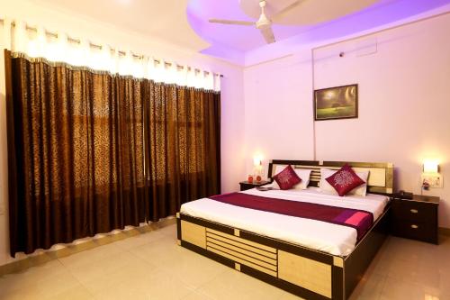 a bedroom with a bed and a large window at OYO Hotel Plaza Inn in Bhopal