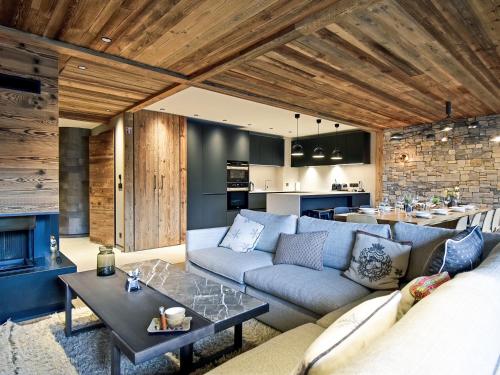 un salon avec un canapé et une table dans l'établissement Appartement familial skis aux pieds au Rond-Point des Pistes, Les Allues - FR-1-613-82, à Les Allues