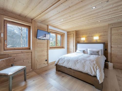 - une chambre avec un lit, une fenêtre et une télévision dans l'établissement Appartement neuf, spacieux et lumineux à Megève, proche des remontées mécaniques et du centre - FR-1-569-60, à Megève