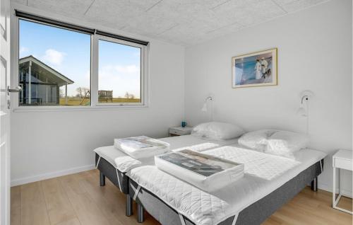 ein weißes Zimmer mit einem Bett und einem Fenster in der Unterkunft Nice Home In Bogense With Wifi in Bogense