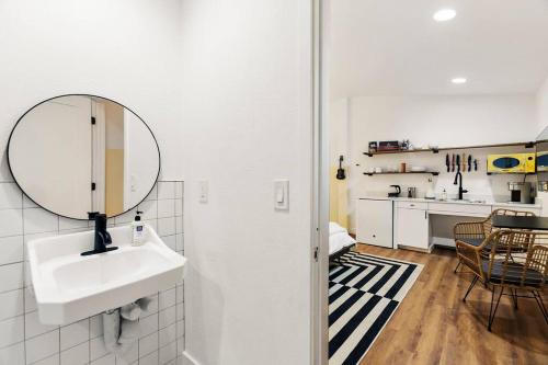 Una cocina o cocineta en Kawelohea Studio suite. ʻoluʻolu komo