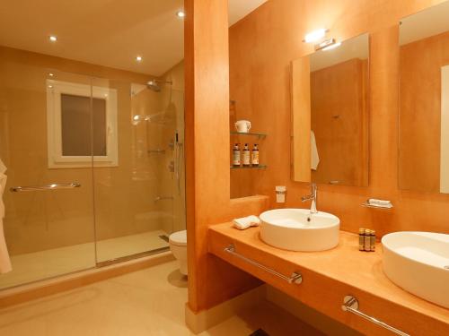 Bathroom sa Pictures Suites