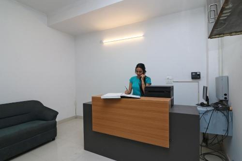 The lobby or reception area at Super OYO Flagship Sathguru Residency Near New Ashok Nagar Metro Station