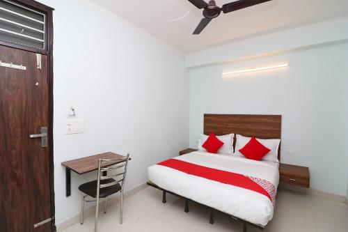 A bed or beds in a room at Super OYO Flagship Sathguru Residency Near New Ashok Nagar Metro Station