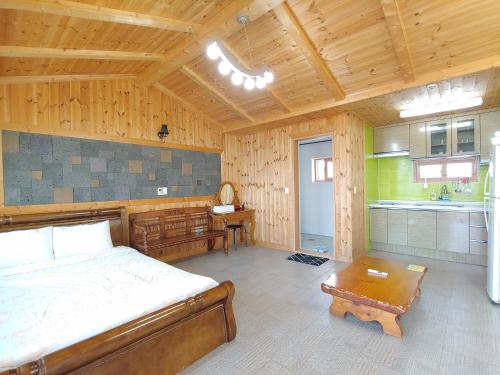 - une chambre avec un lit et une table dans l'établissement Gyulhouse Pension, à Seogwipo