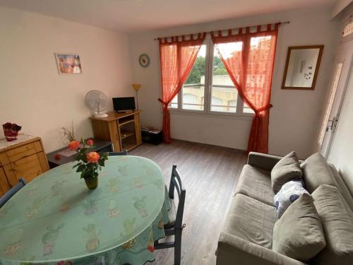un salon avec une table et un canapé dans l'établissement Appartement 3 pièces, 6 couchages, parking, proche plage et commerces, Fréjus - FR-1-226A-152, à Fréjus