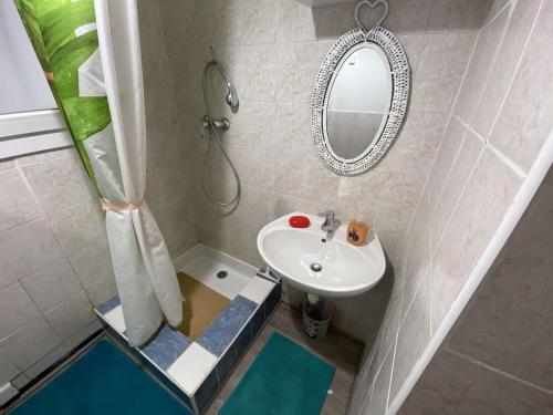 Kúpeľňa v ubytovaní Appartement 3 pièces, 6 couchages, parking, proche plage et commerces, Fréjus - FR-1-226A-152