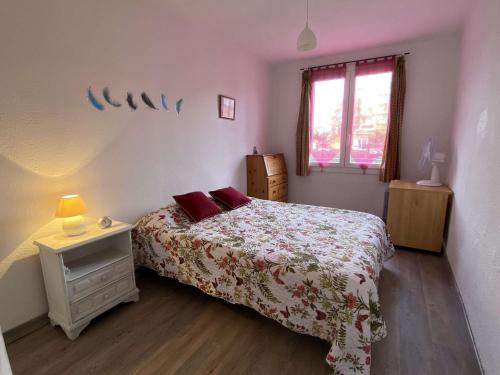 Posteľ alebo postele v izbe v ubytovaní Appartement 3 pièces, 6 couchages, parking, proche plage et commerces, Fréjus - FR-1-226A-152