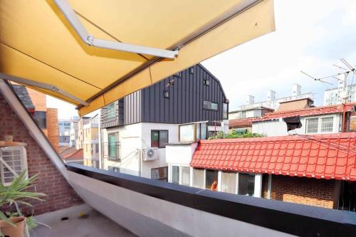 una vista dal balcone di un edificio di Malang Home a Seul
