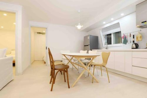 une cuisine et une salle à manger avec une table et des chaises dans l'établissement Malang Home, à Séoul