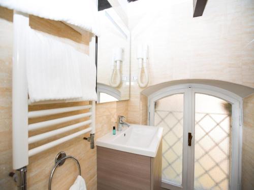 een badkamer met een wastafel en een spiegel bij Hotel Residence Villa Tassoni in Rome