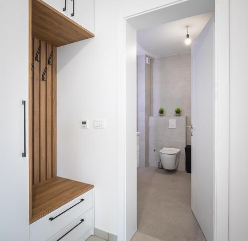 een badkamer met witte muren en een toilet in een kamer bij Lucas - Sea view apartment with parking in Makarska
