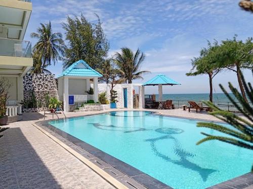 una gran piscina con vistas al océano en Hai Yen Family Hotel, en Mui Ne