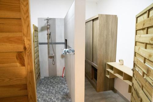 2 Bilder eines Badezimmers mit Dusche und Waschbecken in der Unterkunft Mathilde Villa Grand Baie in Grand Baie