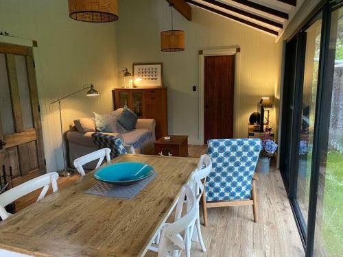 Khu vực ghế ngồi tại Jindabyne - Kia Ora Cabin Farmstay