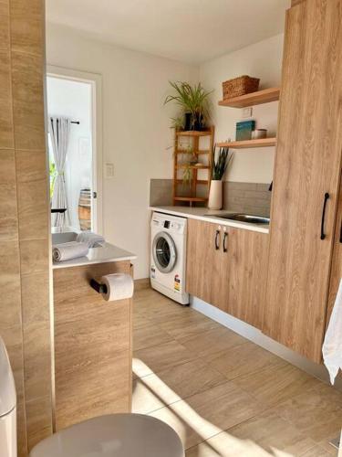 Una cocina o zona de cocina en Viola - Seaside Retreat