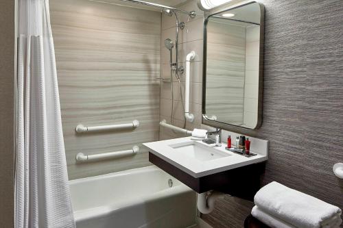Ένα μπάνιο στο Minneapolis Marriott West