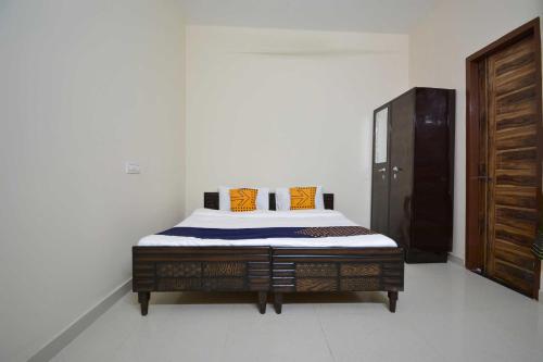 Un pat sau paturi într-o cameră la SPOT ON Janta Heights
