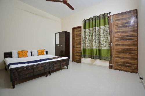Un pat sau paturi într-o cameră la SPOT ON Janta Heights