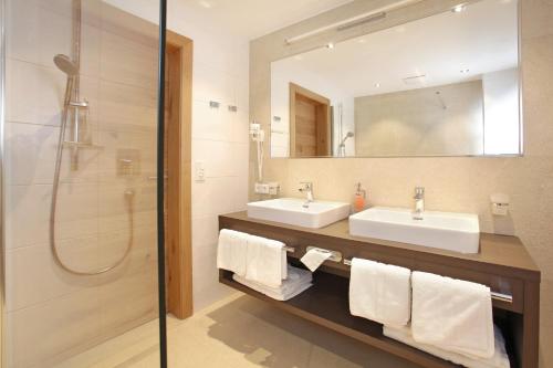 a bathroom with two sinks and a shower at Tarlack Appartements Hütten 1a in Leogang