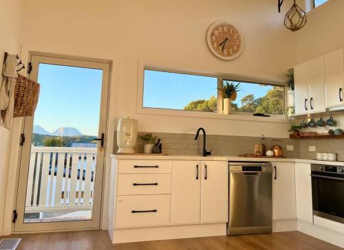 Una cocina o zona de cocina en Viola - Seaside Retreat