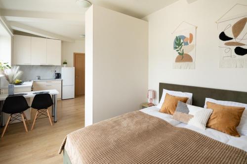 Cet appartement comprend une chambre avec un lit et une cuisine. dans l'établissement Leonardo Studio Apartments In City Center, à Riga