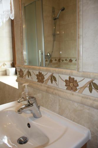 Kamar mandi di Willa Pasja