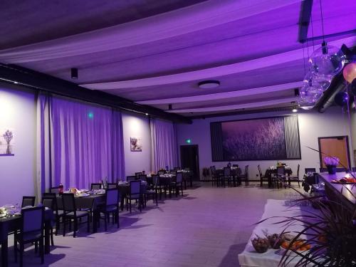 LaVender tesisinde bir restoran veya yemek mekanı