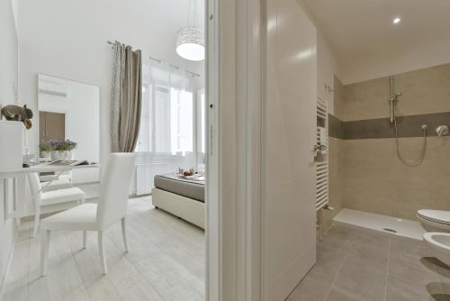 フィレンツェにあるAccademia Apartmentのバスルーム(洗面台、トイレ、バスタブ付)