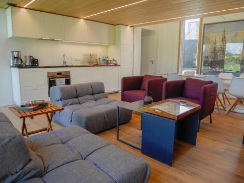 un salon avec des canapés et une table dans l'établissement Maison moderne 2019, 3* à 10 mn de la plage de Herlin, 6 pers, jardin, WiFi, inclus : ménage, linge, PdJ - FR-1-418-210, à Bangor