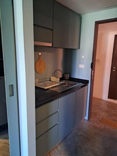 Η κουζίνα ή μικρή κουζίνα στο Dreamcatcher Condo/ Replay Condominium