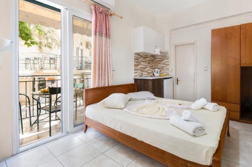 Un dormitorio con una cama y un balcón. en Nikiana Club - Studio 1, en Nikiana