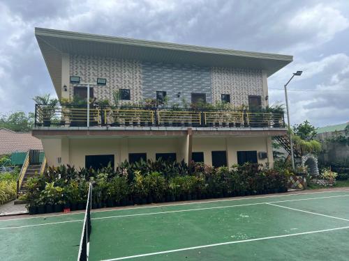 een tennisbaan voor een gebouw met een tennisbaan bij Albur Property Rentals in Alburquerque