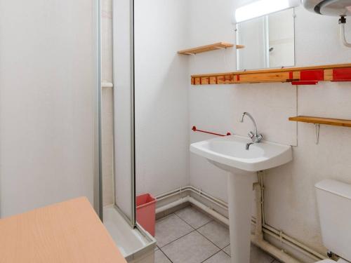 une salle de bain avec un lavabo et une douche dans l'établissement Appartement à Gruissan avec Piscine - 4 Pers. - FR-1-409A-8, à Narbonne