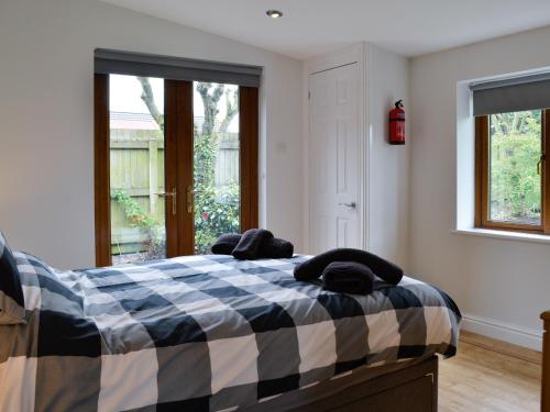 1 dormitorio con 1 cama con toallas en Kimberdale Lodge en Great Orton