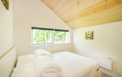 ゲッサーにあるStunning Home In Gedser With 3 Bedrooms, Sauna And Wifiの小さなベッドルーム(ベッド1台、窓付)