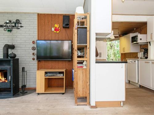 cocina con TV y cocina con chimenea en 5 person holiday home in Odder, en Odder