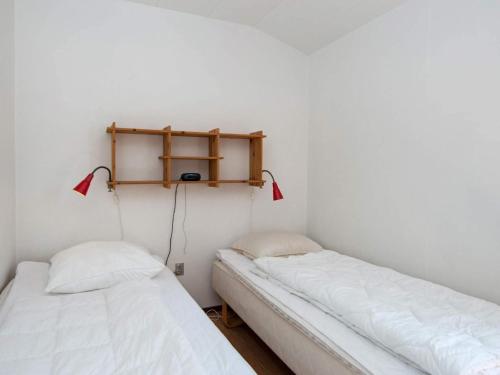 オルダーにある5 person holiday home in Odderの白い壁の客室内のベッド2台