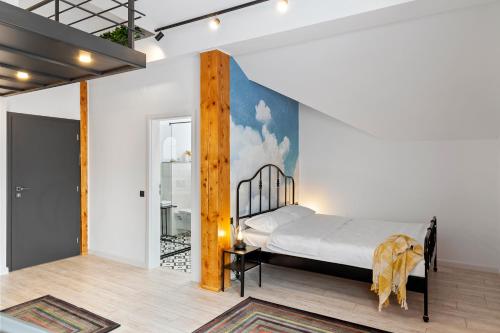 Un dormitorio con una cama y un cuadro en la pared. en 6Rooms, en Sibiu