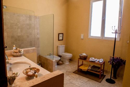 ein Badezimmer mit einer Badewanne, einem WC und einem Waschbecken in der Unterkunft Cortijo de la Fuente in Albuñol