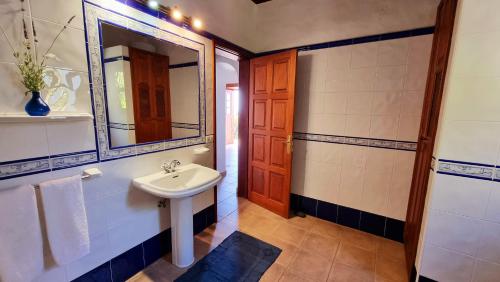 a bathroom with a sink and a mirror at Rincón de Mercedes in Fuencaliente de la Palma