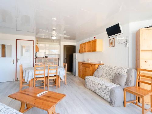 un salon avec un canapé et une table dans l'établissement Appartement lumineux à Gruissan, 2 chambres, proche plage, parking sécurisé, mini-box WIFI, non-fumeur - FR-1-409A-15, à Gruissan