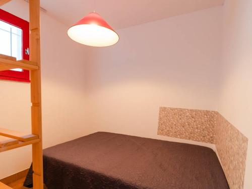 - une chambre avec des lits superposés et une lampe dans l'établissement T2 avec Piscine à Gruissan - Proche Plage et Commerces - FR-1-409A-14, à Gruissan