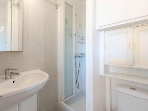 biała łazienka z umywalką i prysznicem w obiekcie Appartement lumineux à Gruissan, 2 chambres, proche plage, parking sécurisé, mini-box WIFI, non-fumeur - FR-1-409A-15 w mieście Gruissan