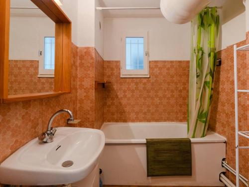 une salle de bain avec un lavabo et une baignoire dans l'établissement T2 avec Piscine à Gruissan - Proche Plage et Commerces - FR-1-409A-14, à Gruissan