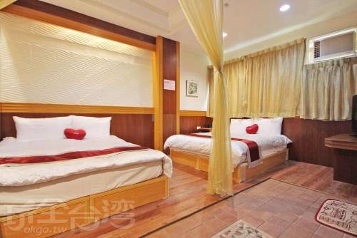 a bedroom with two beds and a window at 日月潭 -日月住館 in Yuchi